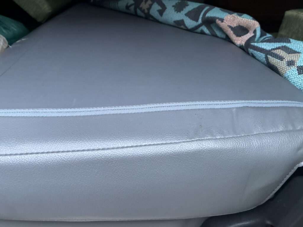リアシートの背中の空洞にウレタンクッションを入れた写真